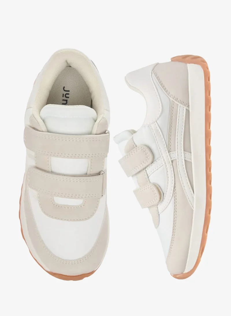 جونيورز أحذية رياضية للأولاد بنعل خارجي بنمط شبكي مع إغلاق بشريط لاصق